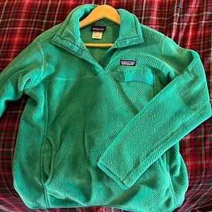 Green Patagonia pullover barely worn!